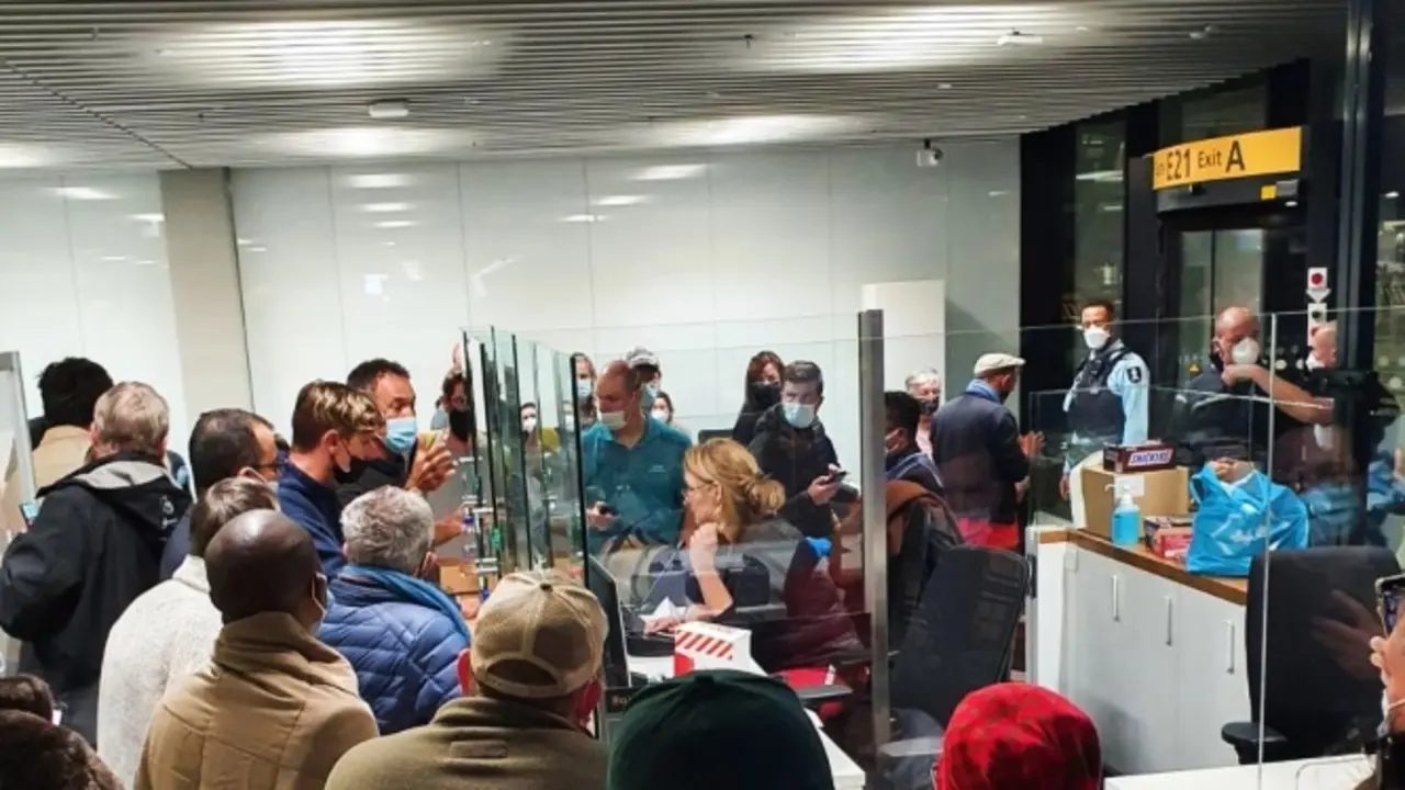 Pasajeros esperando los resultados del testeo en el aeropuerto de Schiphol, en &Aacute;msterdam, Pa&iacute;ses Bajos, el 27 de noviembre de 2021. / Twitter.