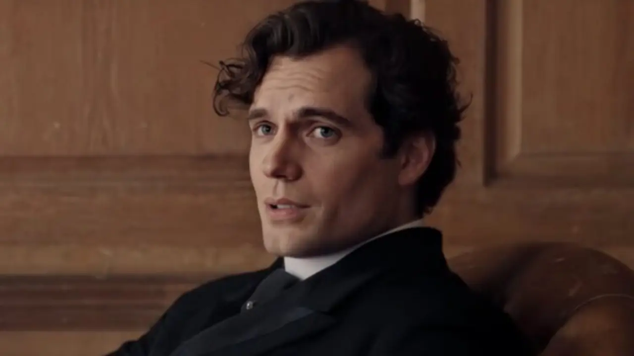 Henry Cavill en Enola Holmes. / Forucinema.