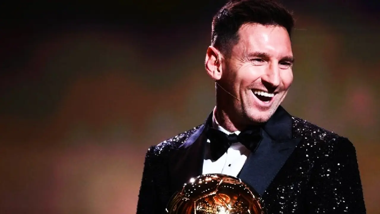 Lionel Messi, futbolista, posa con su s&eacute;ptimo Bal&oacute;n de Oro. / Archivo Mundiario