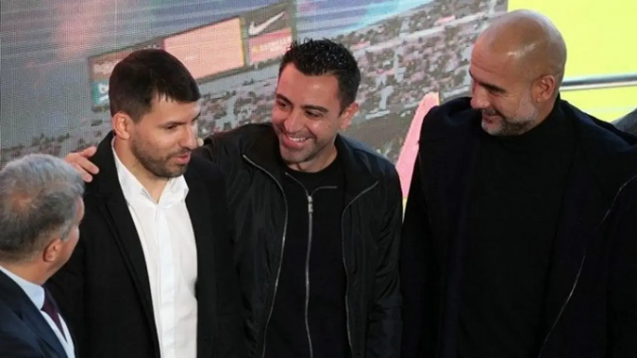 Sergio el Kun Ag&uuml;ero, acompa&ntilde;ado de Xavi, Laporta y Guardiola durante el anuncio de su retiro / @ElColectivo