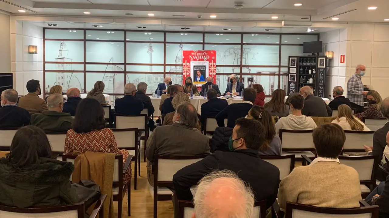Vista general de la presentación del libro Cómo salir de esta (II) en El Corte Inglés de A Coruña. / J. M.
