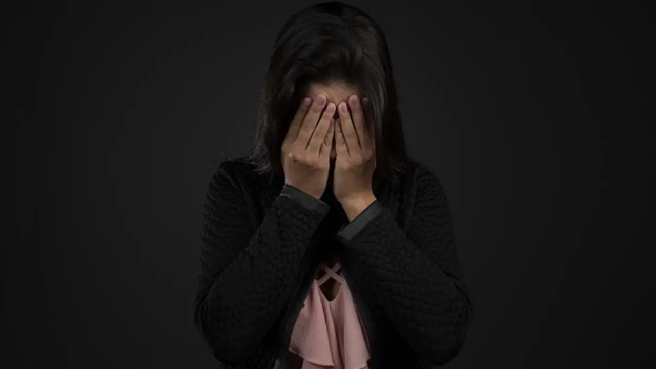 Mujer depresiva con las manos en la cara./ Daniel Reche en Pixabay.