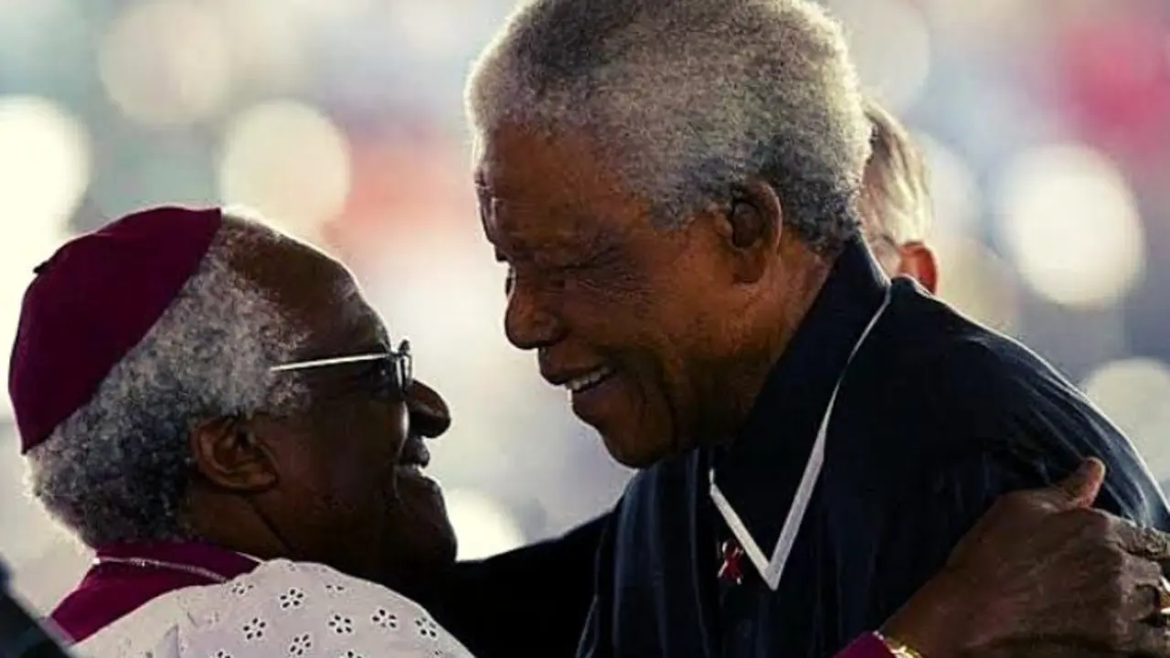 Desmond Tutu, arzobispo sudafricano; y Nelson Mandela, expresidente de Sud&aacute;frica. RR SS