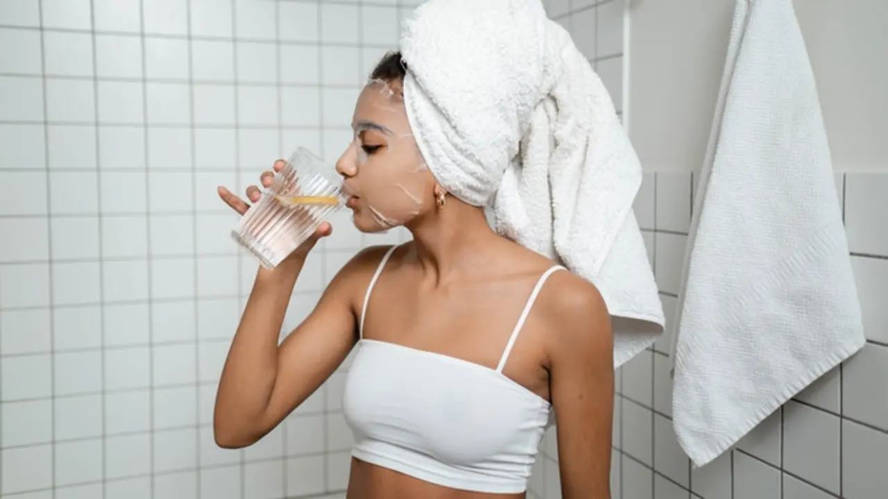 Una mujer bebiendo aguua. / Pexels.com.