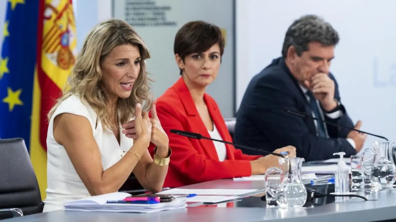 La vicepresidenta segunda del Gobierno y responsable de Trabajo y Econom&iacute;a Social, Yolanda D&iacute;az (i), junto a la portavoz del Ejecutivo, Isabel Rodr&iacute;guez (c) y el ministro de Inclusi&oacute;n, Seguridad Social y Migraciones, Jos&eacute; Luis Escriv&aacute;. / Twitter