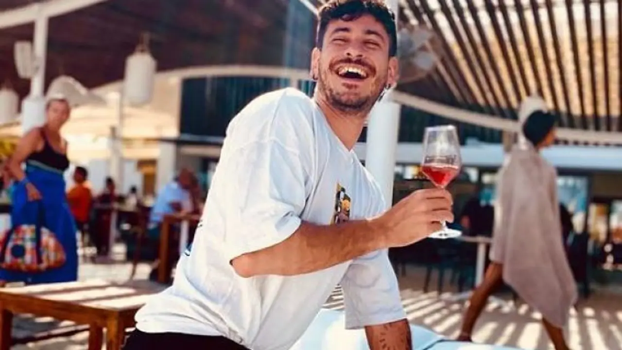 Luis Cepeda sonr&iacute;e con una copa en la mano. / @cepeda en Instagram.