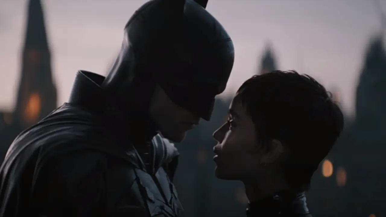 Robert Pattinson y Zo&euml; Kravitz en la pel&iacute;cula The Batman. / RR SS