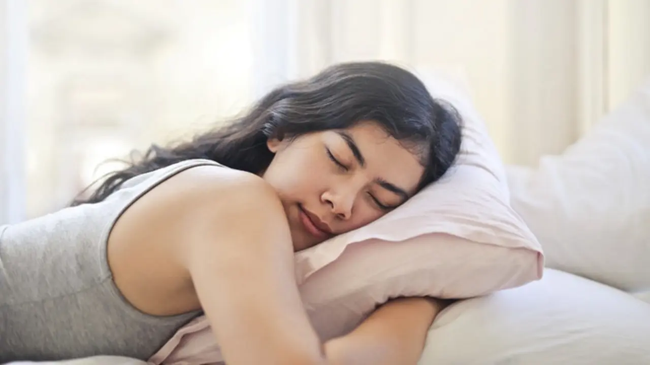 Una chica durmiendo. / Pexels.com.