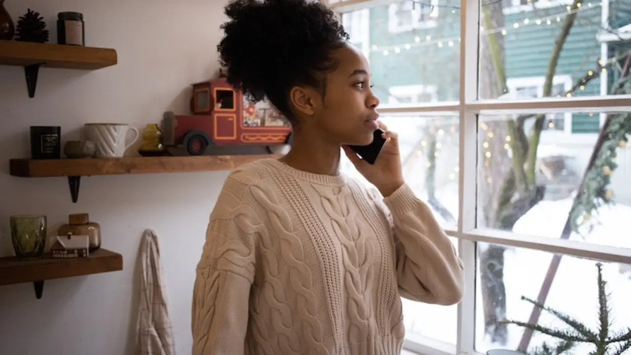 Chica hablando por teléfono. / Ekaterina Bolovtsova en Pexels.