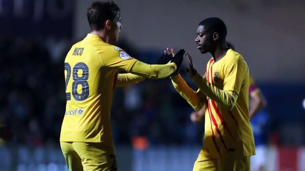 Nico felicita a Demb&eacute;l&eacute; tras marcar el gol del empate. /  Miguel Ruiz - fcbarcelona.es