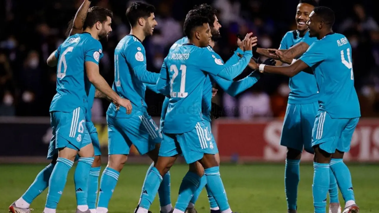 Los jugadores del Real Madrid celebran junto a Isco el gol de la sentencia. / Helios de la Rubia - realmadrid.com