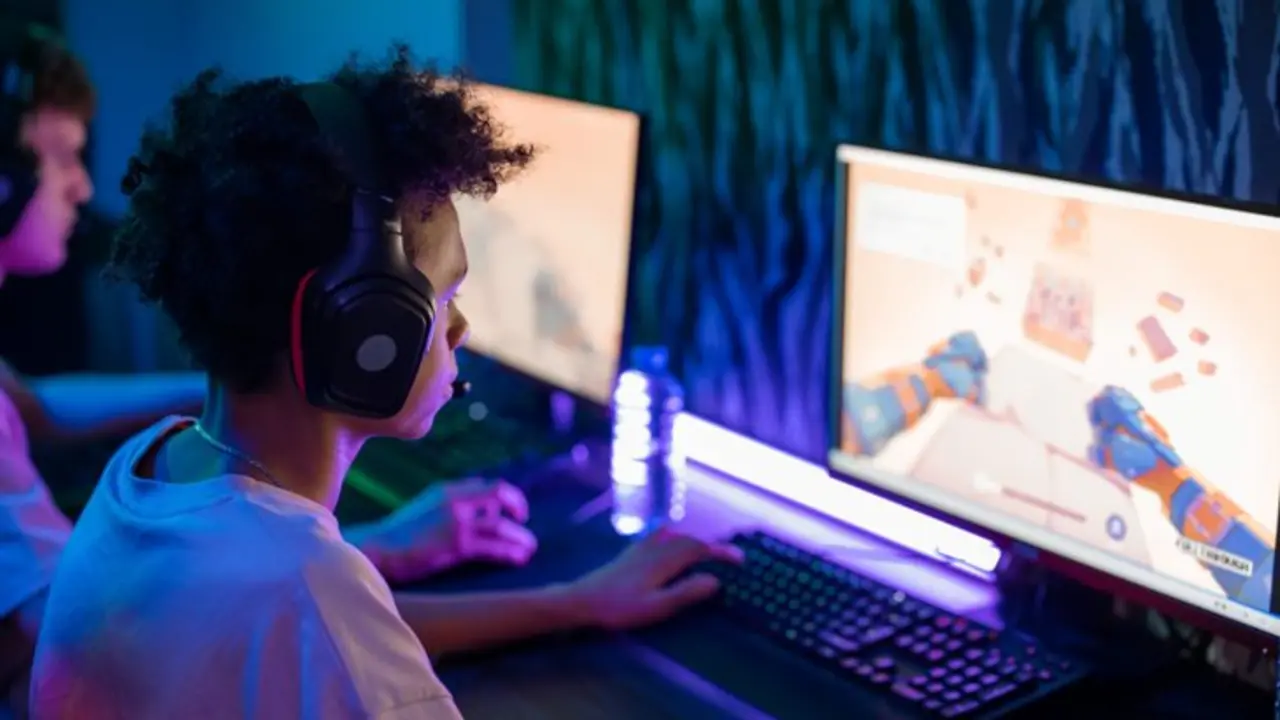 J&oacute;venes ante sus videojuegos. / Ron Lach en Pexels