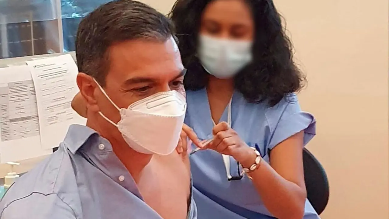 Pedro Sánchez recibió la tercera dosis de la vacuna. / Mundiario