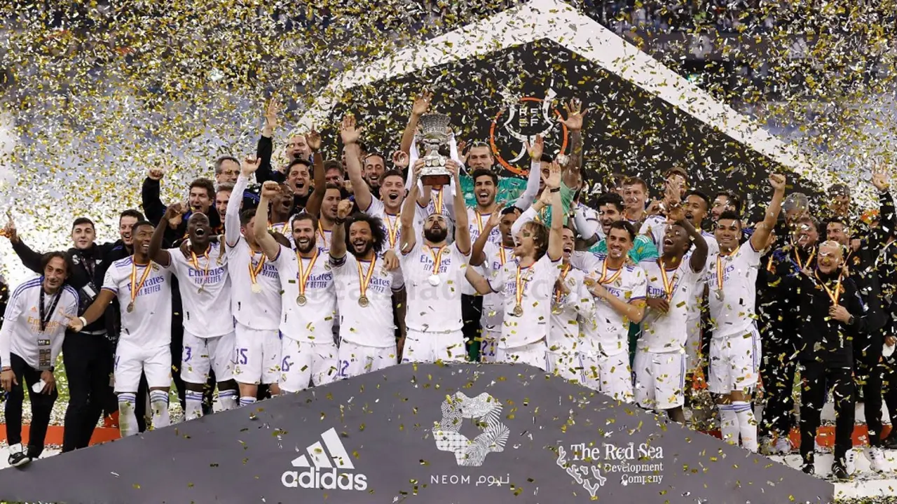 El Real Madrid celebra su primer titulo de la temporada. realmadrid.com
