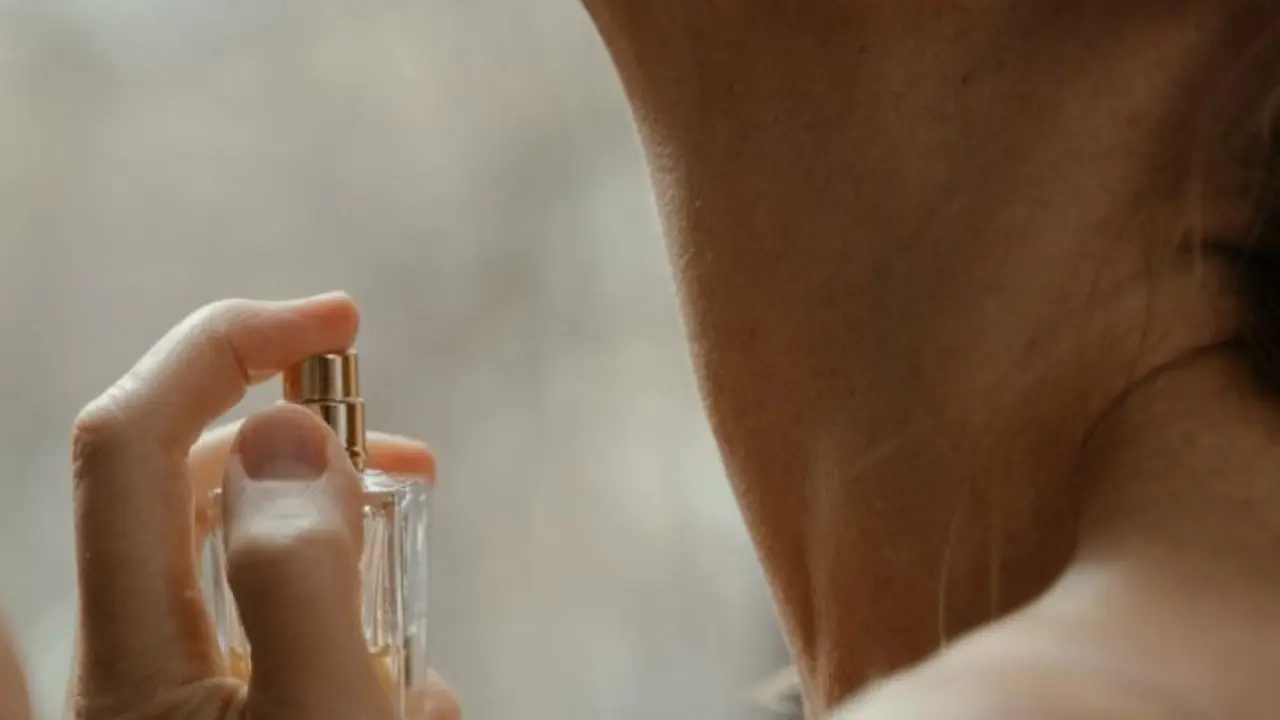 Una persona aplic&aacute;ndose perfume. / Pexels.com.