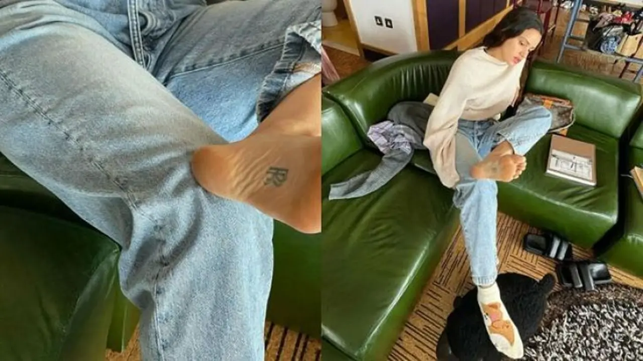 Rosal&iacute;a muestra el tatuaje de su pie. / @holamotomami