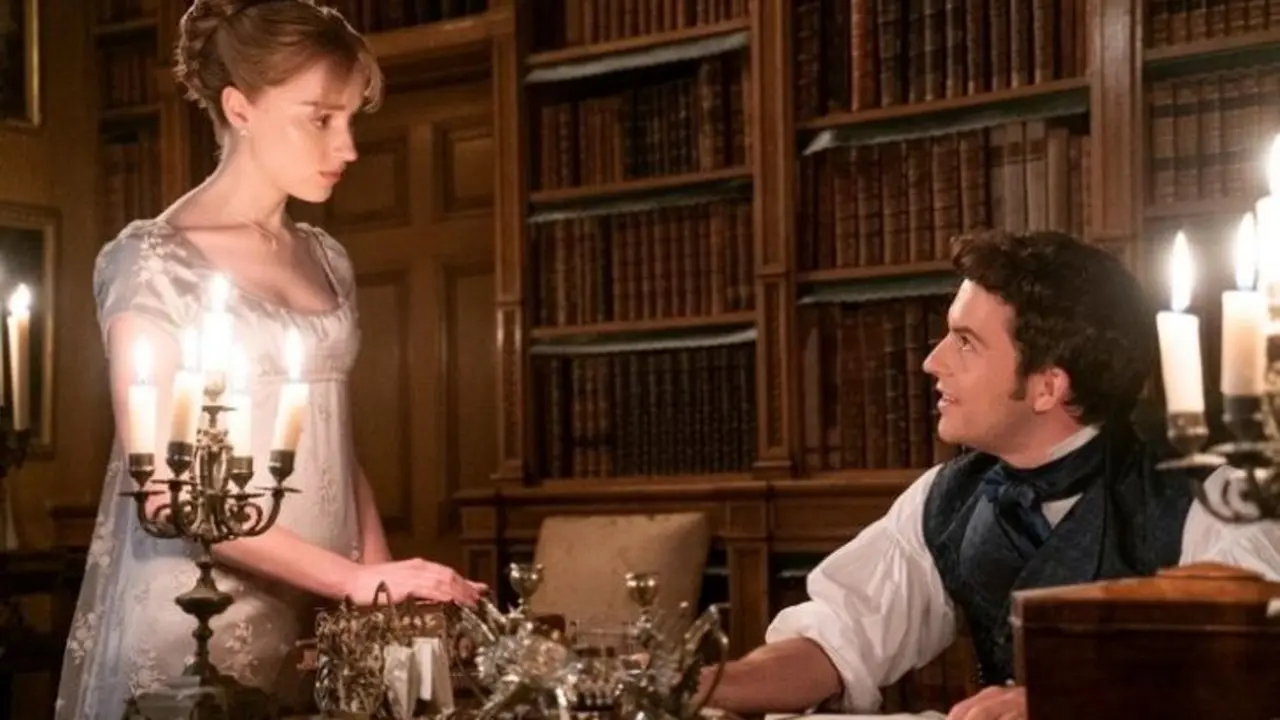 Phoebe Dynevor y Jonathan Bailey en la serie Bridgerton. / Productora.