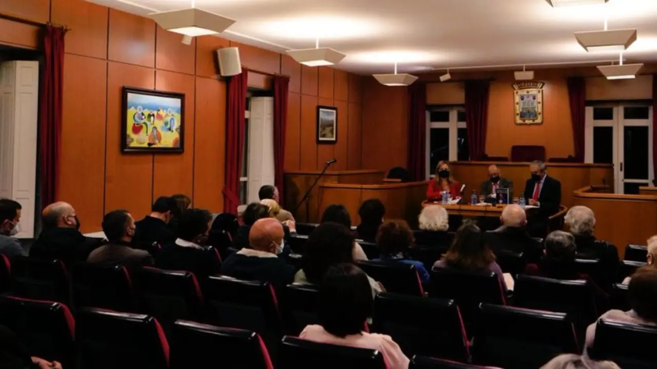 Presentación del libro Cómo salir de esta (II) en la Casa Charry del Concello de Oleiros. / Mundiario