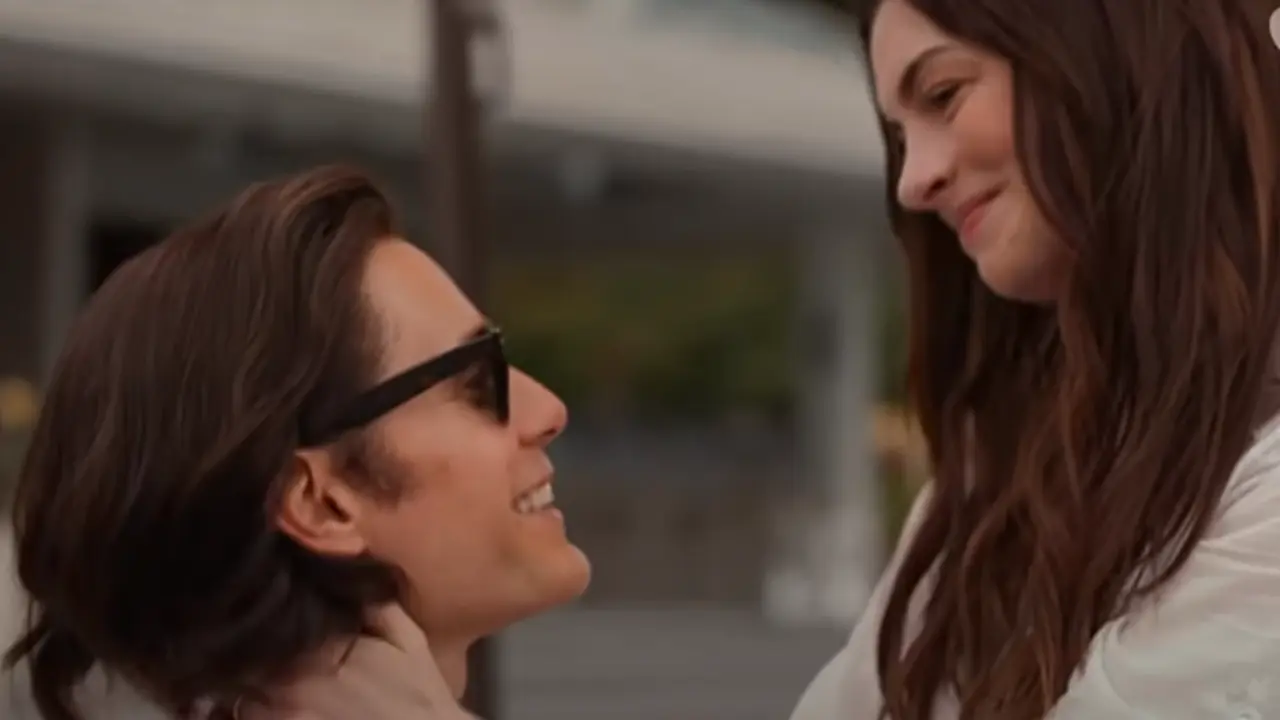 Jared Leto y Anne Hathaway en la serie de Apple TV +, WeCrashed. / RRSS.