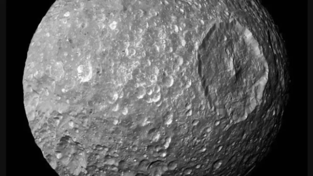 Una luna de Saturno, Mimas, alberga un oc&eacute;ano enorme en su interior. / NASA.