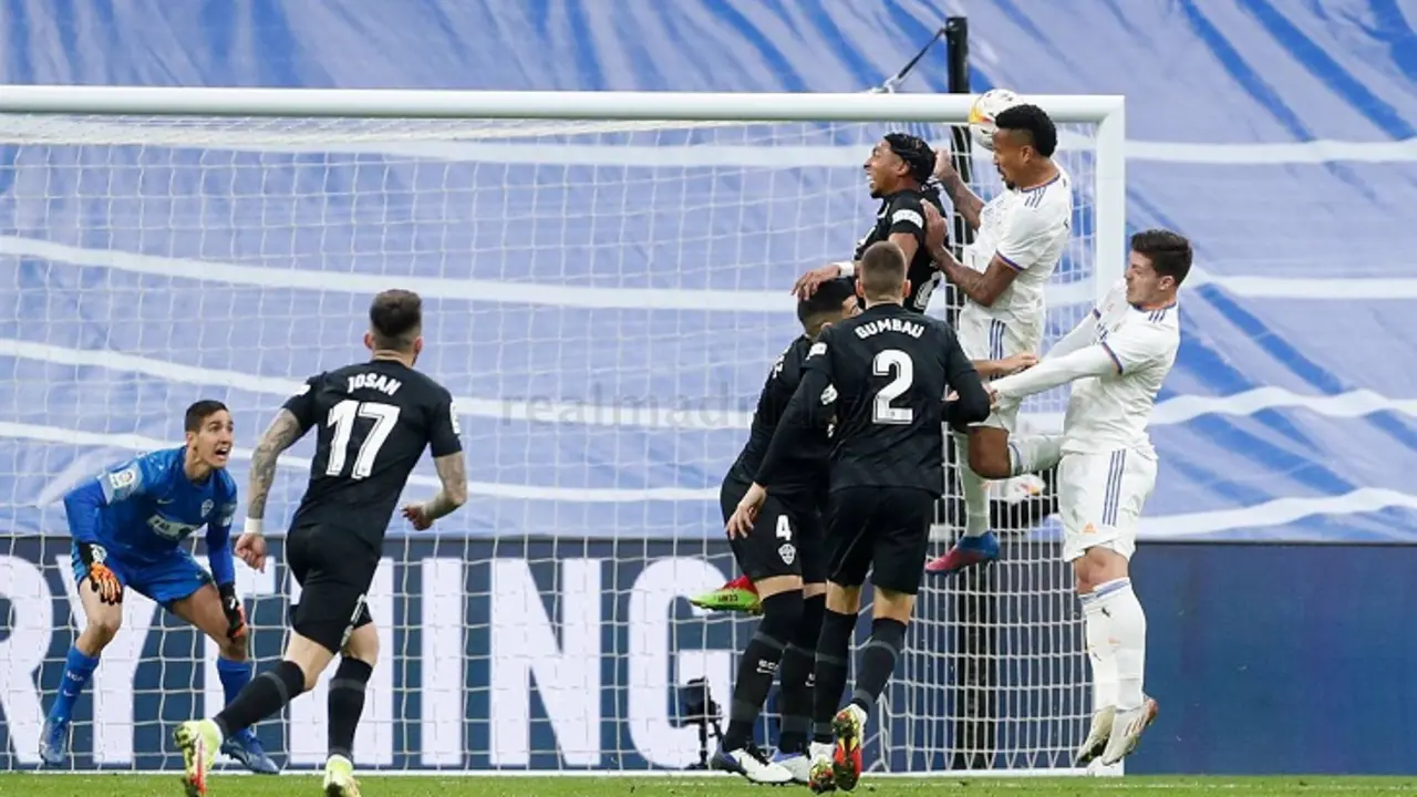 Militao rescata un punto de oro en casa frente al Elche. / V&iacute;ctor Carretero -realmadrid.com