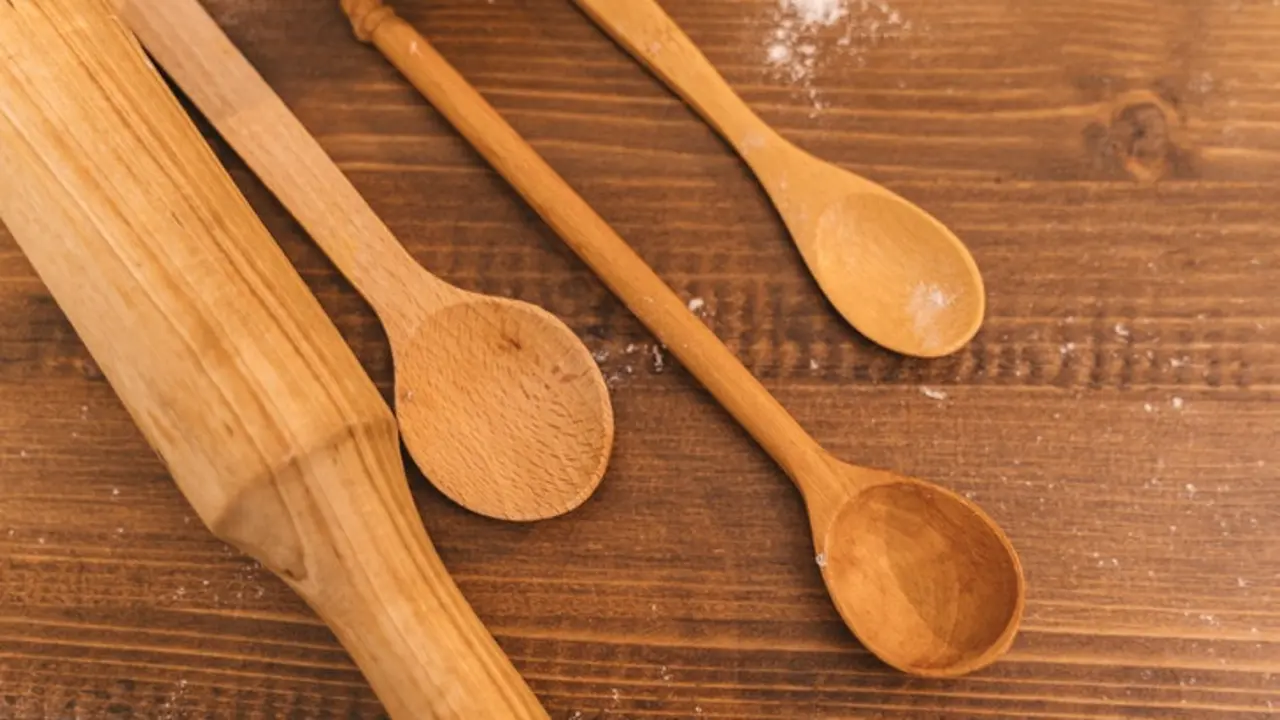 Rodillo y cucharas de madera. / Pexels.com.