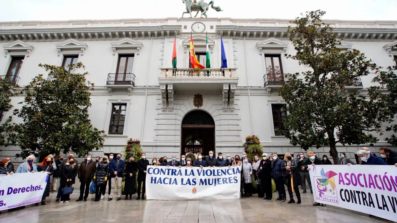 Concentraci&oacute;n frente al Ayuntamiento de Granada contra la violencia de g&eacute;nero. / Twitter