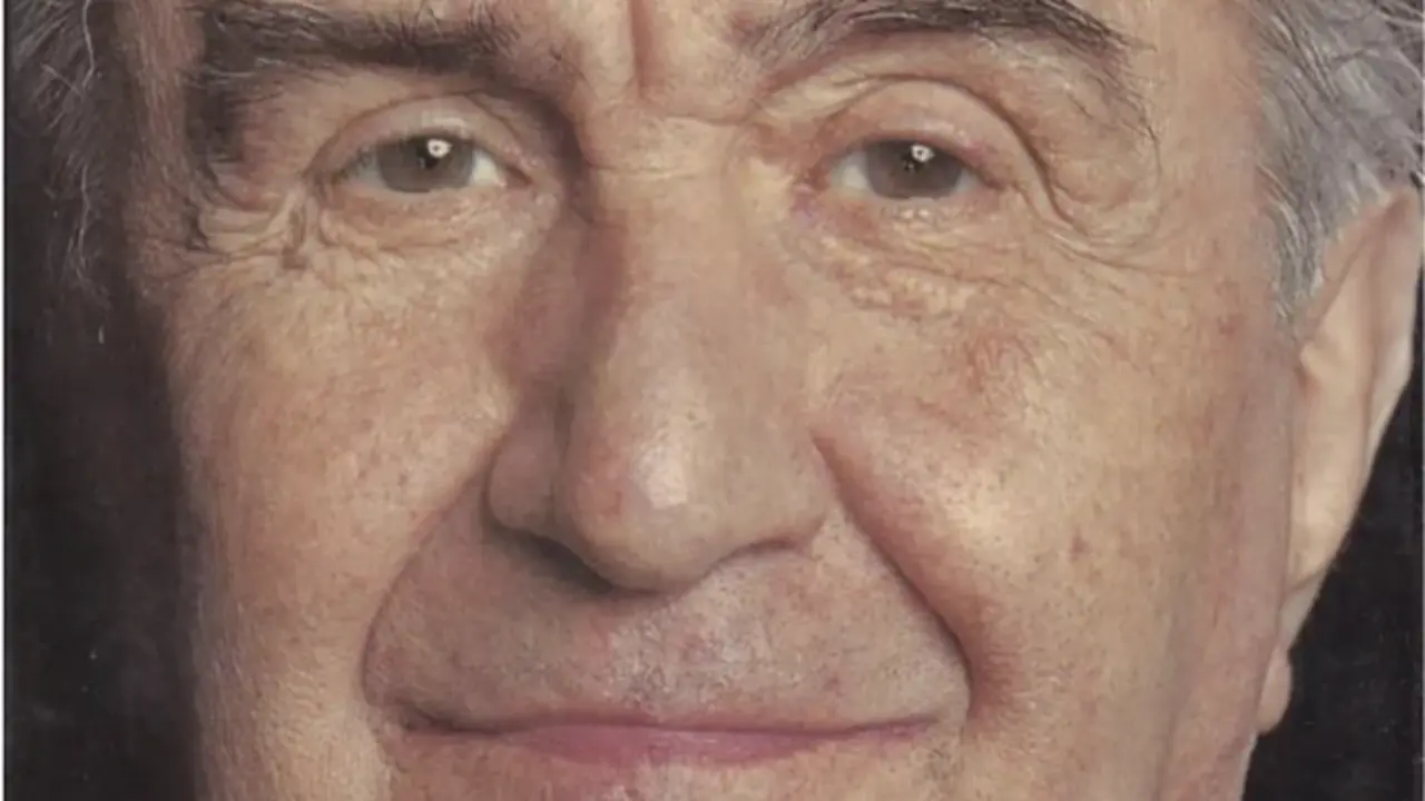 Eduardo Haro Tecglen en la portada de uno de sus libros. / Mundiario