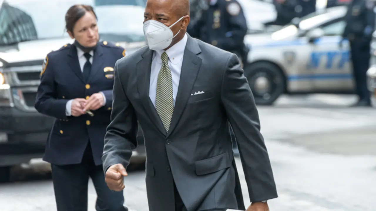 Alcalde de Nueva York Eric Adams llega al funeral de oficial asesinado. / Enrique Shore
