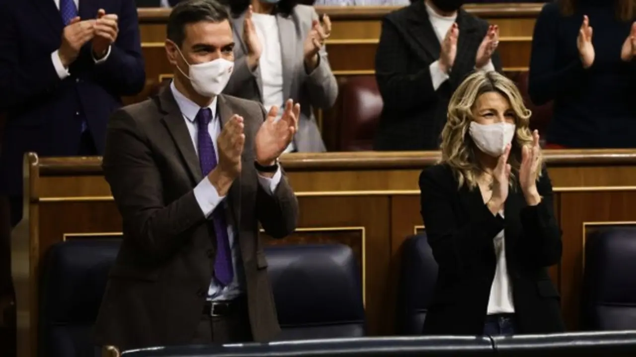 Pedro S&aacute;nchez y Yolanda D&iacute;az en el Congreso. / Twitter.