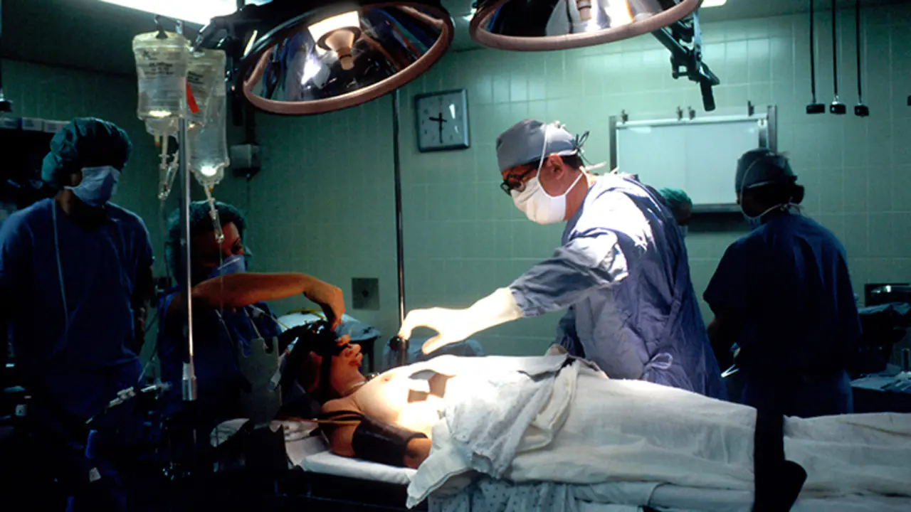 M&eacute;dicos en una cirug&iacute;a. / @nci en Unplash.