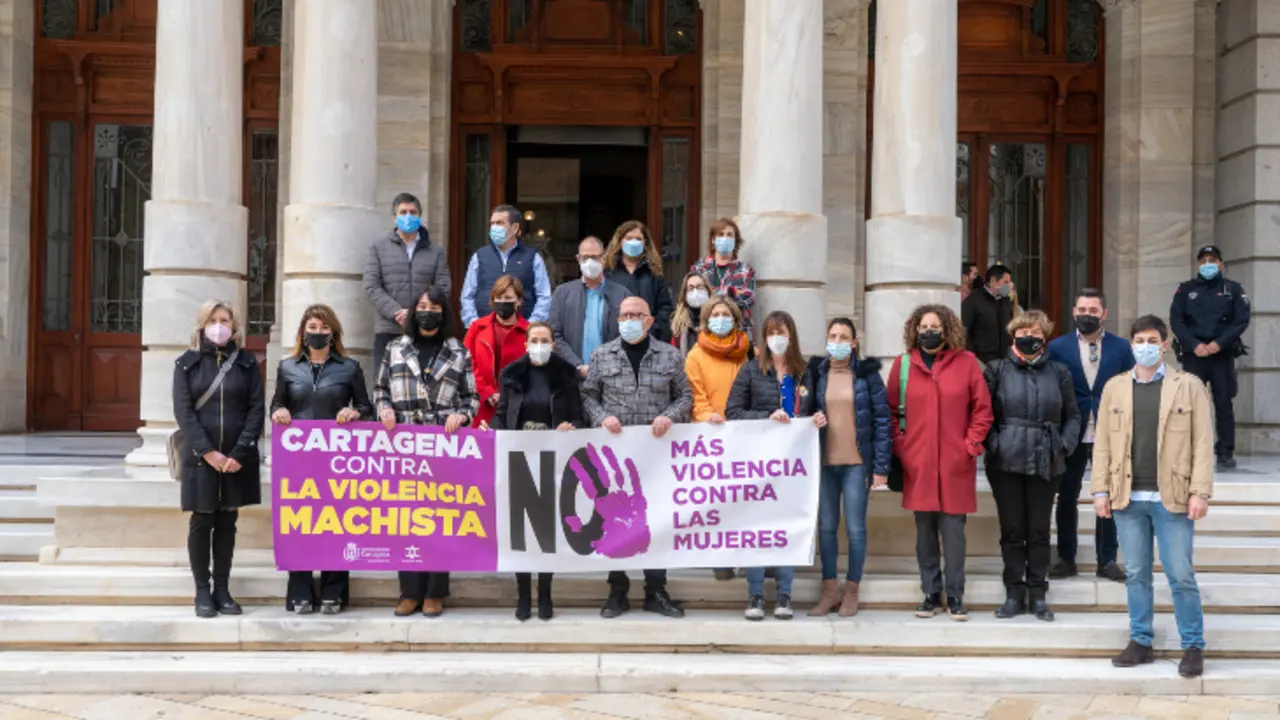 Concentraci&oacute;n frente al Palacio Consistorial de Cartagena, por el crimen machista en Totana, Murcia. / RR.SS