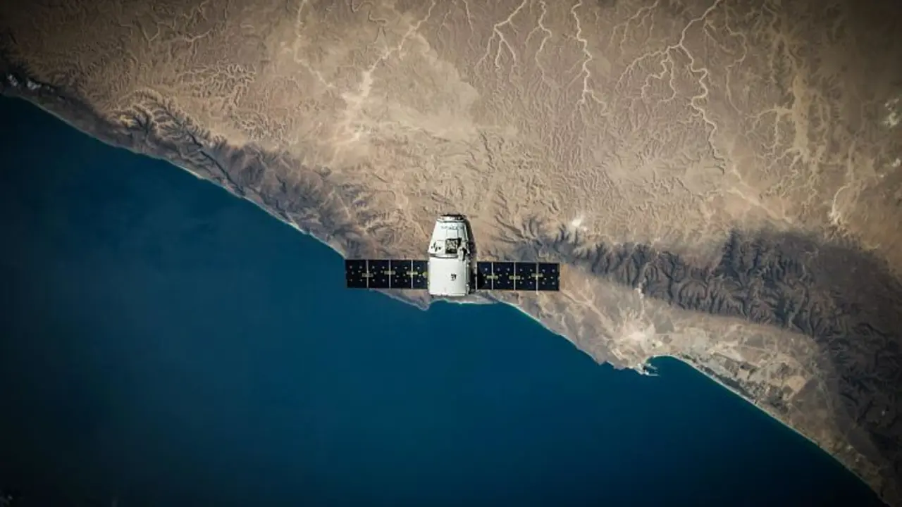 Un sat&eacute;lite orbita de la Tierra. /  SpaceX en Unplash.