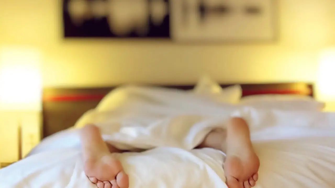 Los pies de una persona en cama. / Pexels.com.