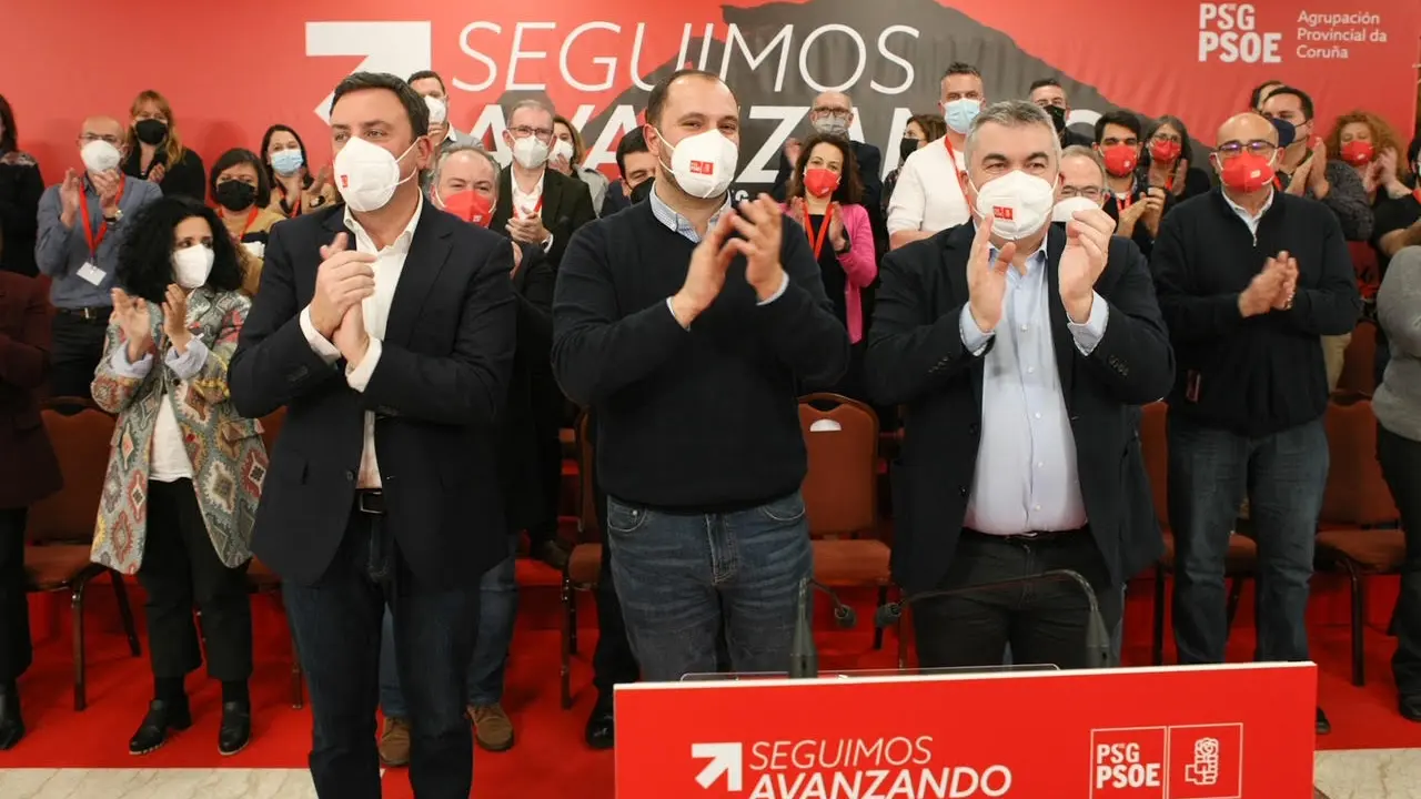 Líderes locales del PSOE en A Coruña junto al secretario general de su partido en Galicia. / PSdeG - PSOE