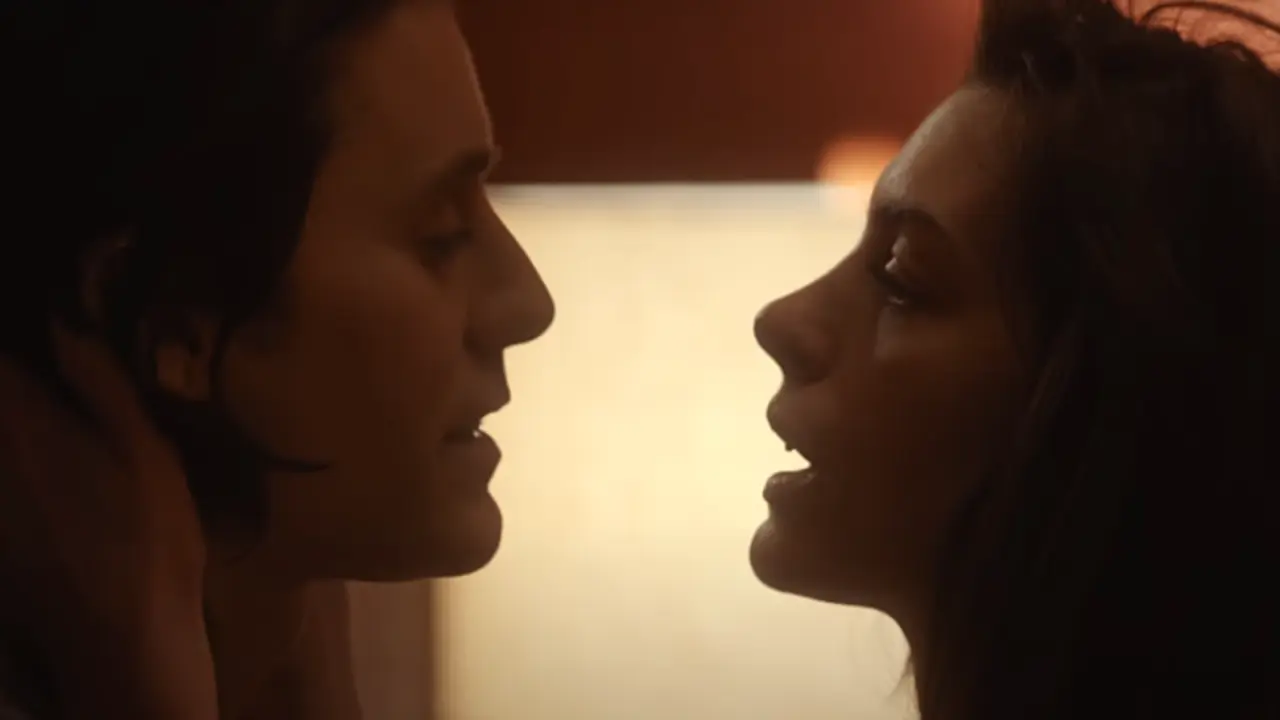 Jared Leto y Anne Hathaway en la serie de Apple TV +, WeCrashed. / RRSS.