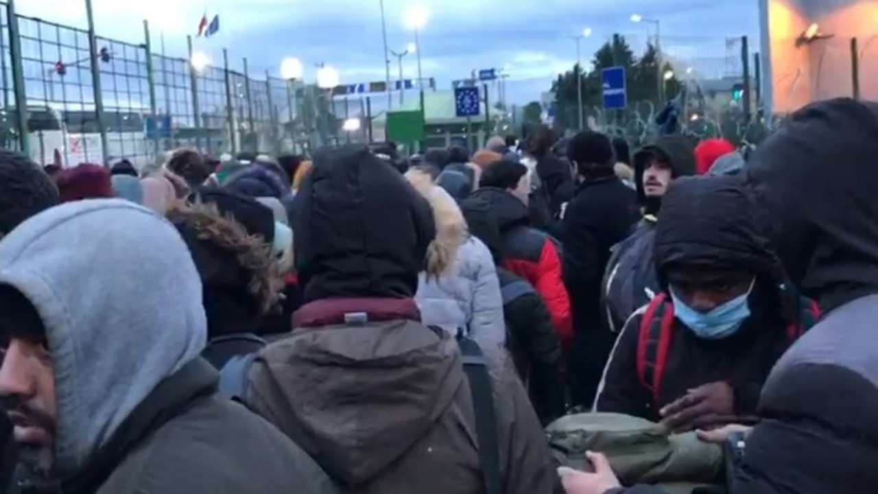 Cientos de inmigrantes huyen de Ucrania. / @rabail26