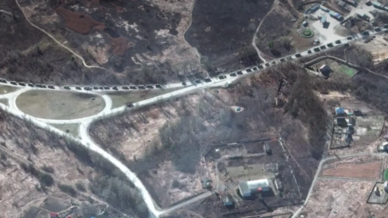 Esta imagen captada por satélite muestra un nuevo despliegue de tropas de Rusia a menos de 30 kilómetros de la frontera con Ucrania. / RR SS