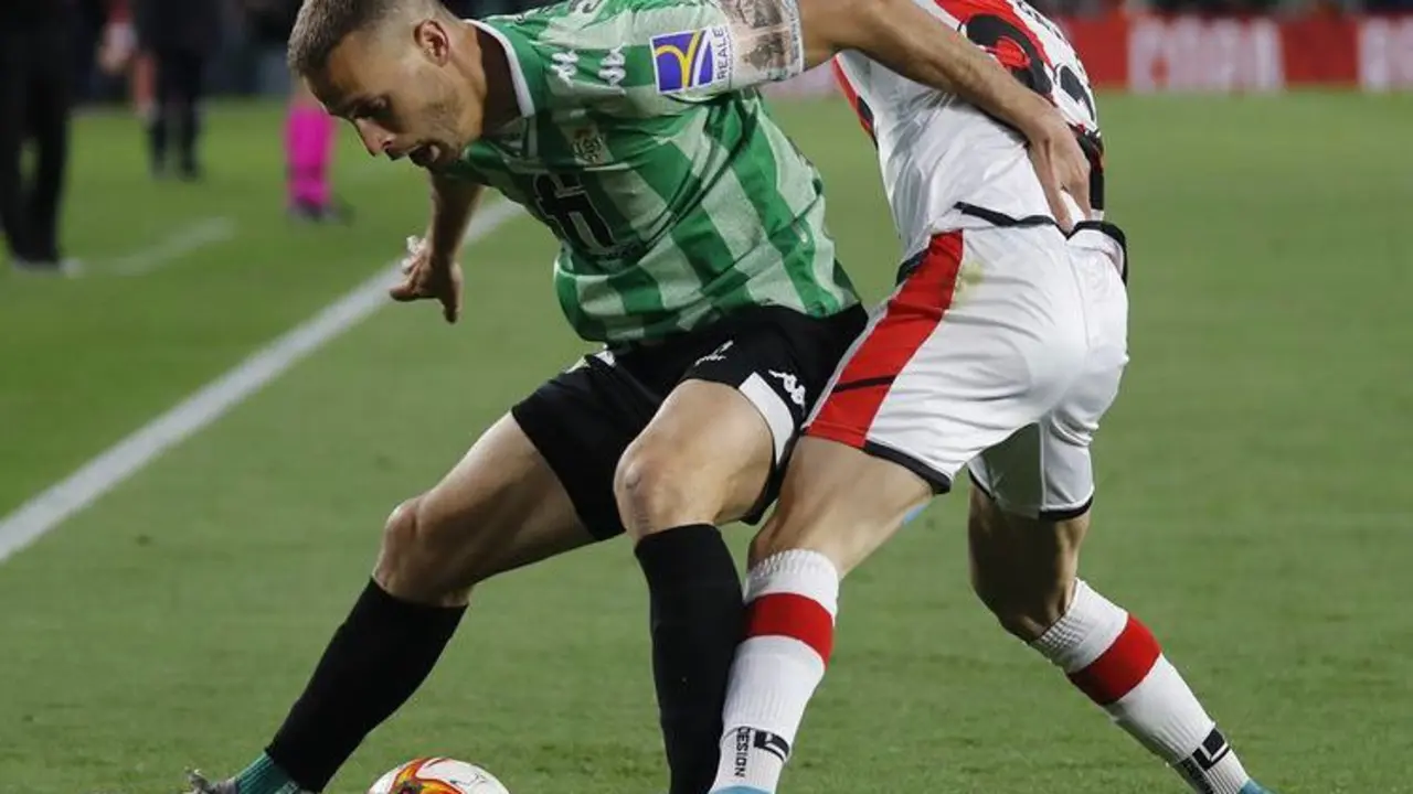 Sergio Canales y Fran Garc&iacute;a disputando un bal&oacute;n en el Benito Villamar&iacute;n. / Foto: @realbetisbalompie