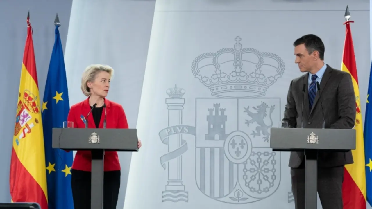 La presidenta de la Comisi&oacute;n Europea, Ursula Von der Leyen, junto al presidente del Gobierno espa&ntilde;ol, Pedro S&aacute;nchez. / Pool Moncloa
