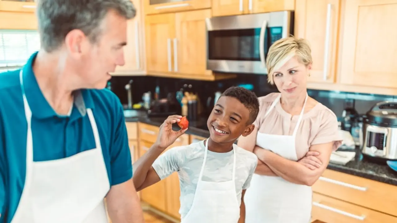 Unos padres con su hijo. / Pexels.com.