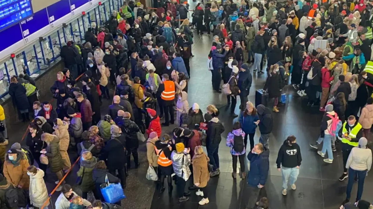 Refugiados ucranianos en la estaci&oacute;n de tren de Varsovia. / Murray Brewster en CBC News.