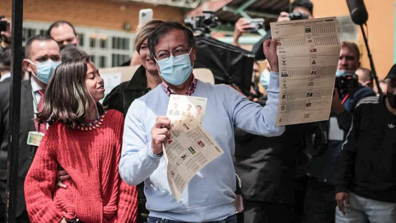 Gustavo Petro ejerciendo su derecho al voto en Colombia. - RR.SS.