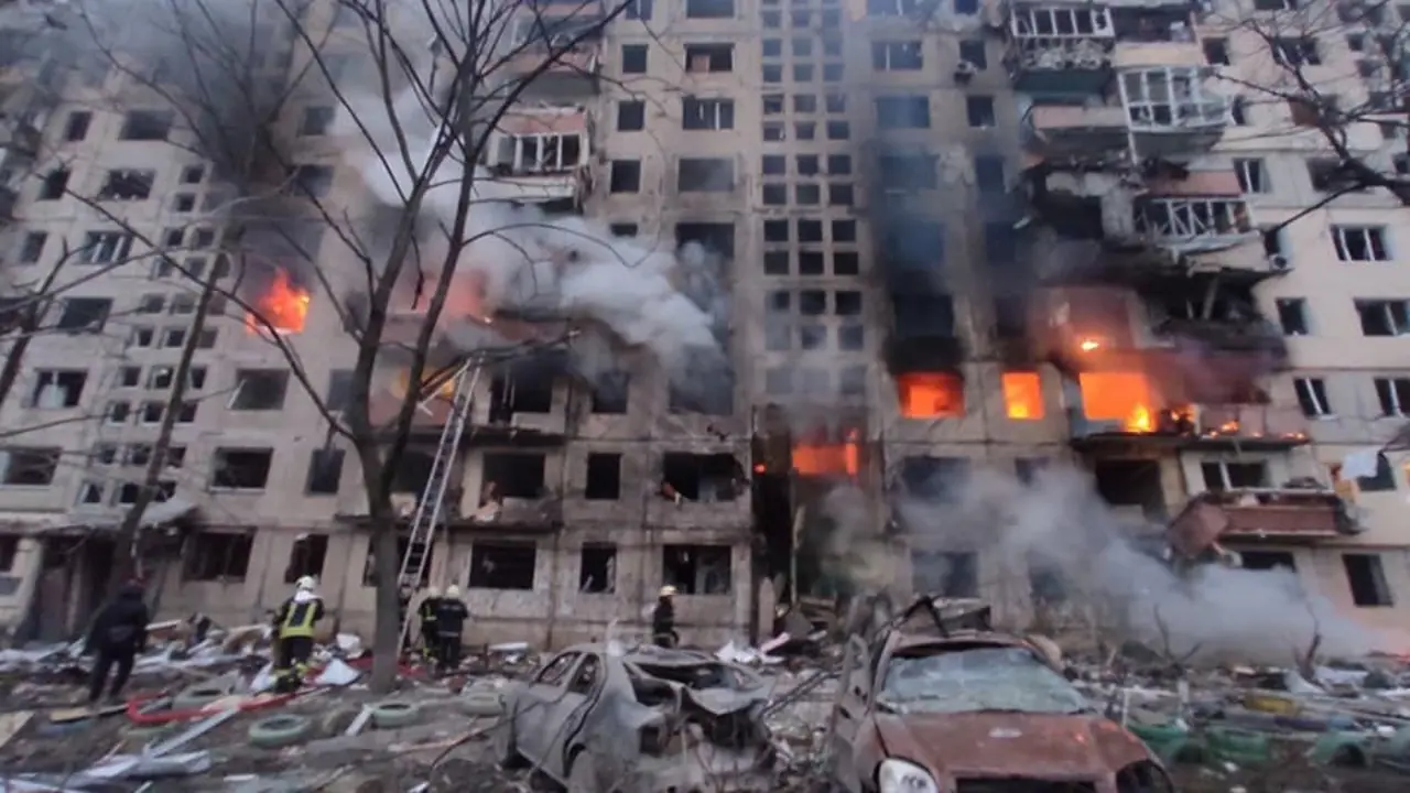 Edificio afectado en el distrito de Obol&oacute;n, Kiev, Ucrania. / Dszzi