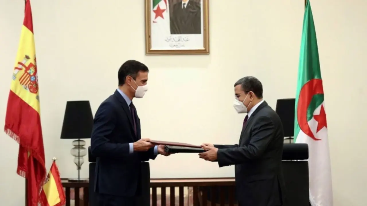 El presidente del Gobierno espa&ntilde;ol, Pedro S&aacute;nchez, junto al ex primer ministro argelino, Abdelaziz Djerad. / 
Pool Moncloa / Fernando Calvo.