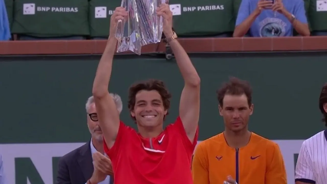 Taylor Fritz alza el trofeo de campe&oacute;n del Masters 1000 de Indian Wells 2022. /  @KennCastle