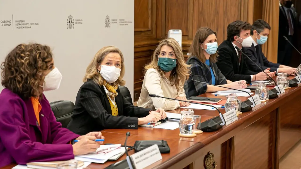 María Jesús Montero, ministra de Hacienda; Nadia Calviño, vicepresidenta de asuntos económicos; Raquel Sánchez, ministra de Transportes. / TW @mitmagob