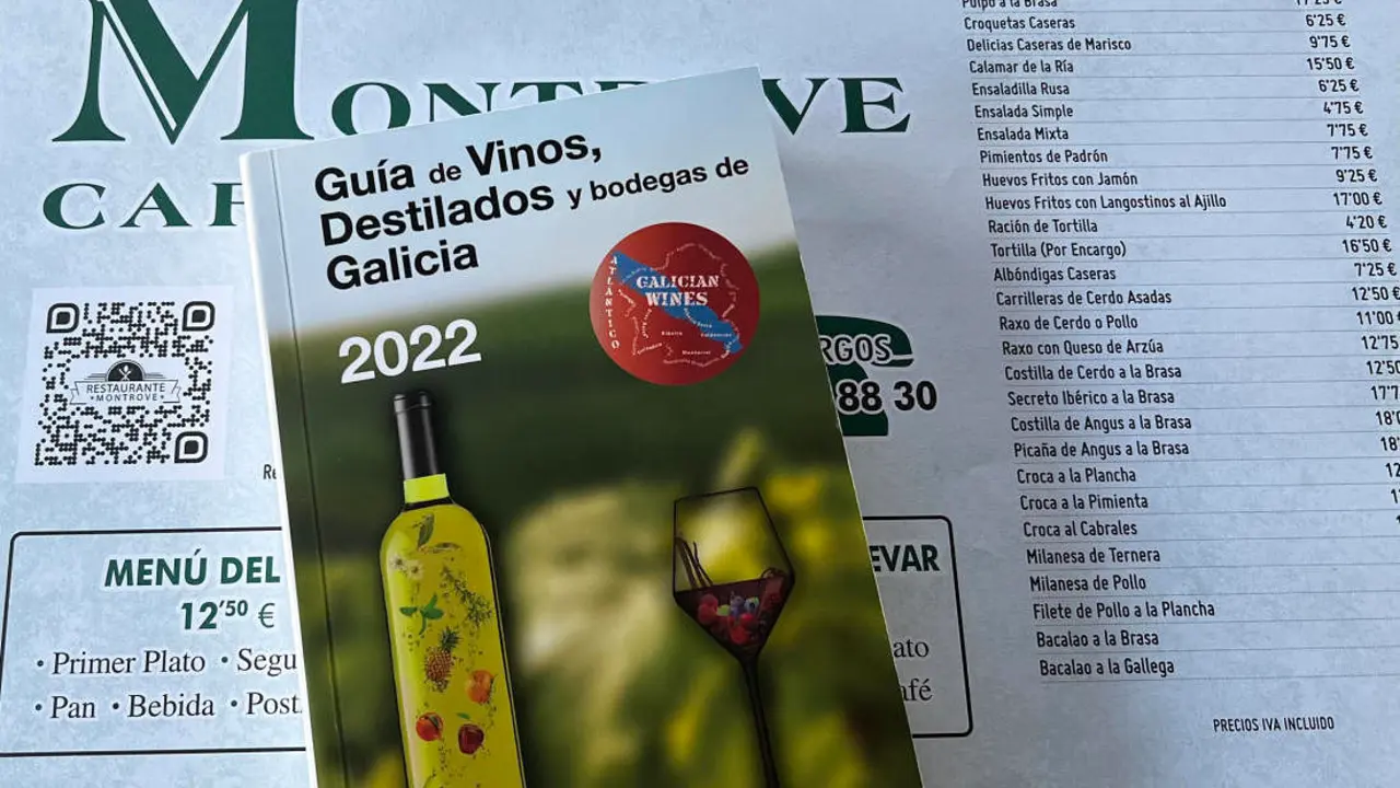 La Guía de Vinos, Destilados y bodegas de Galicia 2022, sobre un mantel del restaurante Montrove, en Oleiros (A Coruña). /  Mundiario