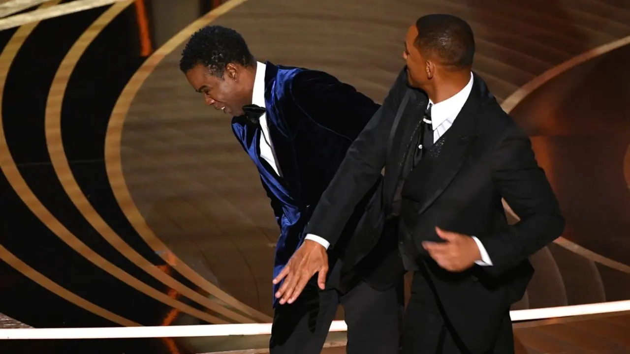 Will Smith pega a Chris Rock en la gala de los Oscar 2022. / TV