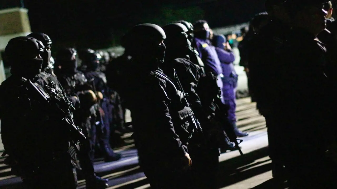 Efectivos de la Polic&iacute;a Nacional Civil de El Salvador alineados. / @PNCSV